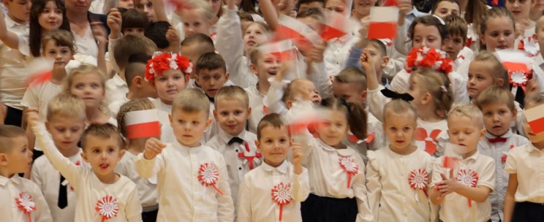"Szkoła do hymnu"